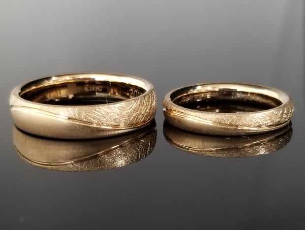 【TANZO.(鍛造指輪)】ピンクゴールドを幅広に、ラインで個性的な結婚指輪