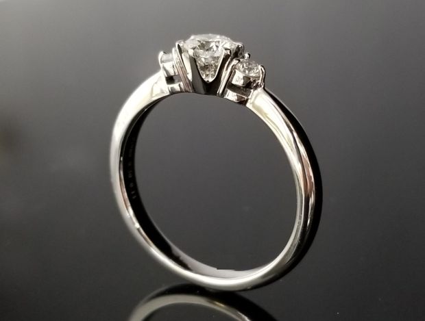 【TANZO.(鍛造指輪)】エレガントさとキュートさを合わせ持つご婚約指輪