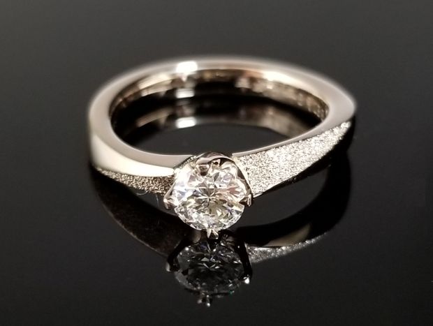 【TANZO.(鍛造指輪)】コーラルゴールドの淡い輝きが優しくダイヤを包み込むご婚約指輪