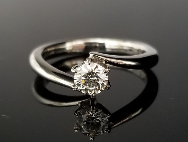 【TANZO.(鍛造指輪)】ダイヤモンドをシンプルに挟み込んだデザイン