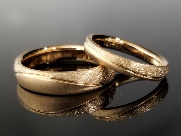 【TANZO.(鍛造指輪)】ピンクゴールドを幅広に、ラインで個性的な結婚指輪