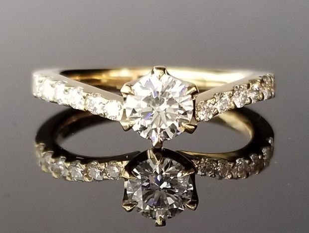 【TANZO.(鍛造指輪)】イエローゴールドでお造りした華やかなご婚約指輪