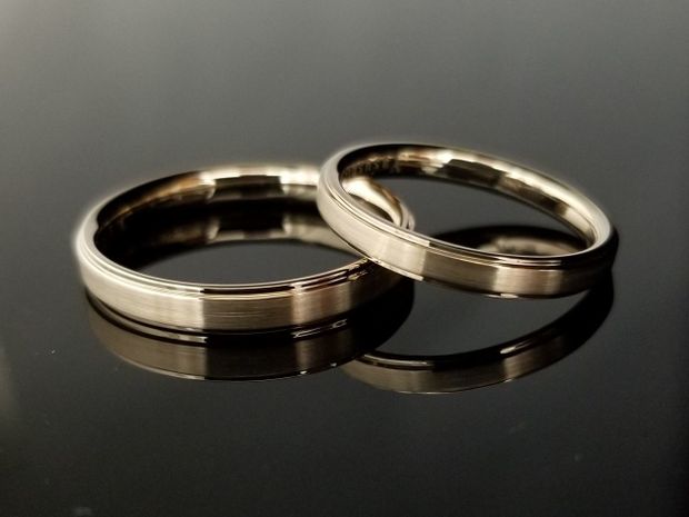 【TANZO.(鍛造指輪)】シャンパンゴールドとヘアラインが美しい結婚指輪