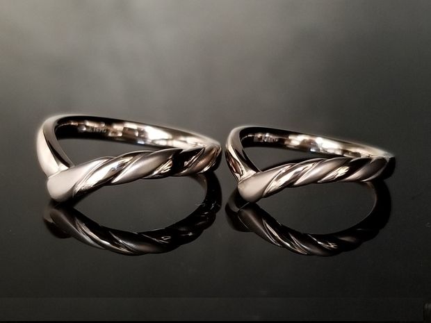 【TANZO.(鍛造指輪)】くっきりとしたV字デザインの結婚指輪