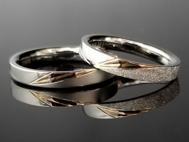 【TANZO.(鍛造指輪)】ピンクゴールドと特殊加工で煌めきある結婚指輪
