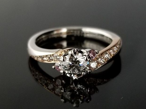 【TANZO.(鍛造指輪)】キュートさとエレガントさを融合させたエンゲージリング