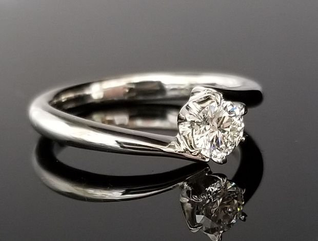 【TANZO.(鍛造指輪)】ダイヤモンドをシンプルに挟み込んだデザイン