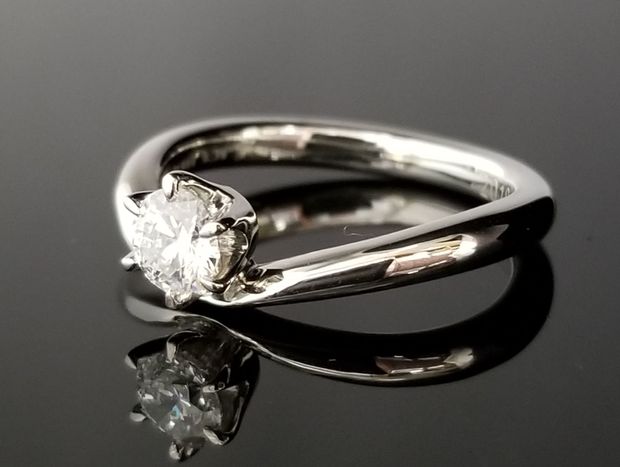 【TANZO.(鍛造指輪)】お手元を長く綺麗に魅せるV字デザインのご婚約指輪