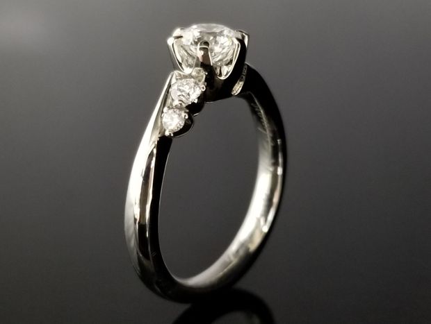 【TANZO.(鍛造指輪)】カーブに合わせて2石ずつメレダイヤをセッティングされた婚約指輪