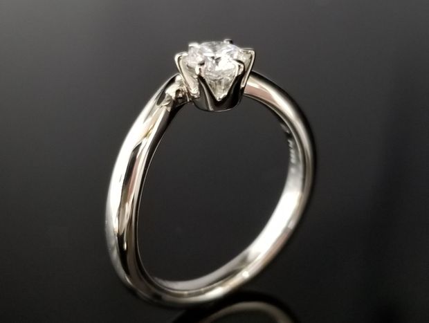 【TANZO.(鍛造指輪)】お手元を長く綺麗に魅せるV字デザインのご婚約指輪