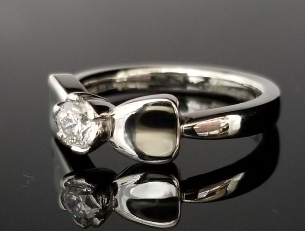 【TANZO.(鍛造指輪)】キュートなリボン形状のご婚約指輪