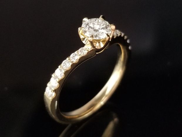 【TANZO.(鍛造指輪)】イエローゴールドでお造りした華やかなご婚約指輪