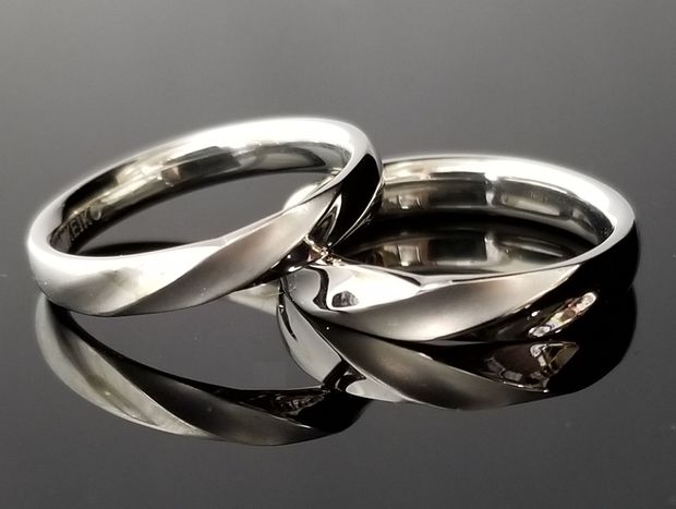 【TANZO.(鍛造指輪)】ストレートフォルムに加工するひねりデザインの結婚指輪