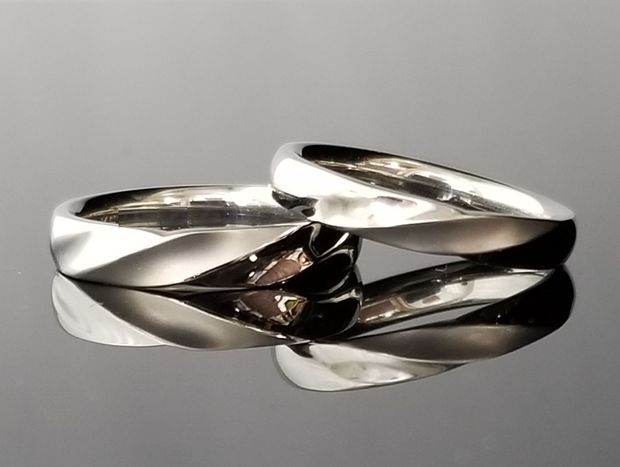 【TANZO.(鍛造指輪)】ストレートフォルムに加工するひねりデザインの結婚指輪