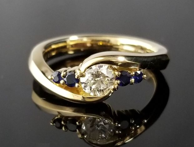 【TANZO.(鍛造指輪)】ダイヤモンドを包み込むようなゴールドの鍛造リング