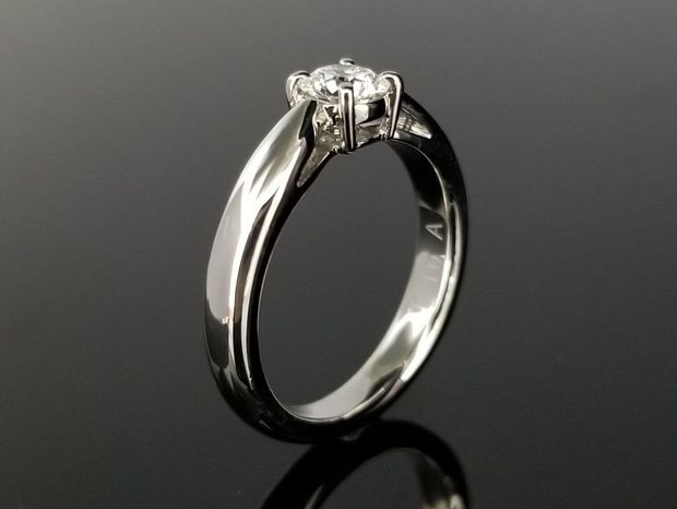 【TANZO.(鍛造指輪)】横からもダイヤモンドが楽しめる王道デザインの婚約指輪