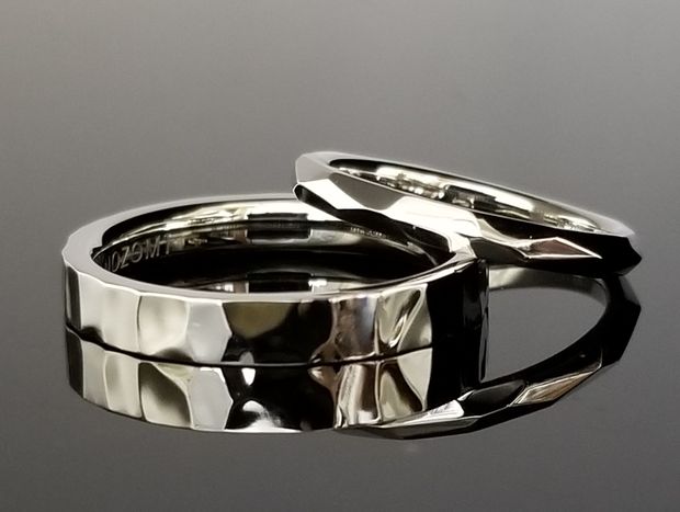 【TANZO.(鍛造指輪)】TANZOならでは槌目デザインは輝かしい結婚指輪