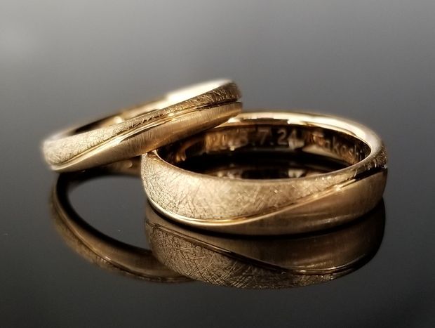 【TANZO.(鍛造指輪)】ピンクゴールドを幅広に、ラインで個性的な結婚指輪