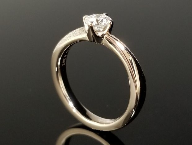 【TANZO.(鍛造指輪)】コーラルゴールドの淡い輝きが優しくダイヤを包み込むご婚約指輪