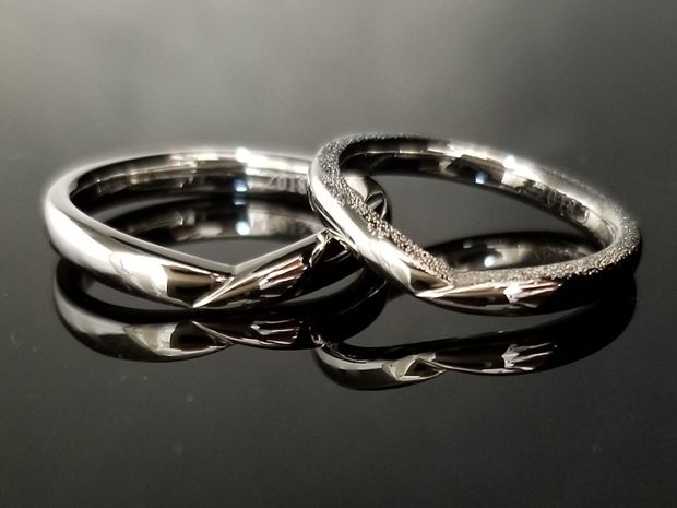 【TANZO.(鍛造指輪)】鍛造製法で鍛え丸みをつけたV字デザインの結婚指輪