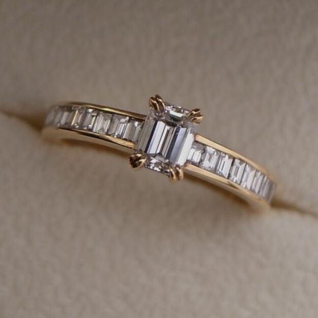 【ORECCHIO(オレッキオ)】縦向きに配したバゲットカットの繊細な輝きがエレガントな婚約指輪 ＜monaco～モナコ＞ME-1003 