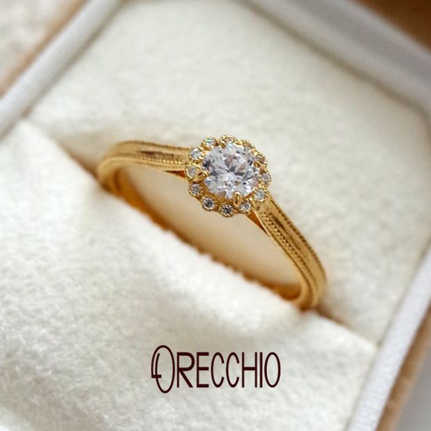 【ORECCHIO(オレッキオ)】ドルチェ ～センターダイヤのお花のような華やかさとアンティークな仕上げの婚約指輪
