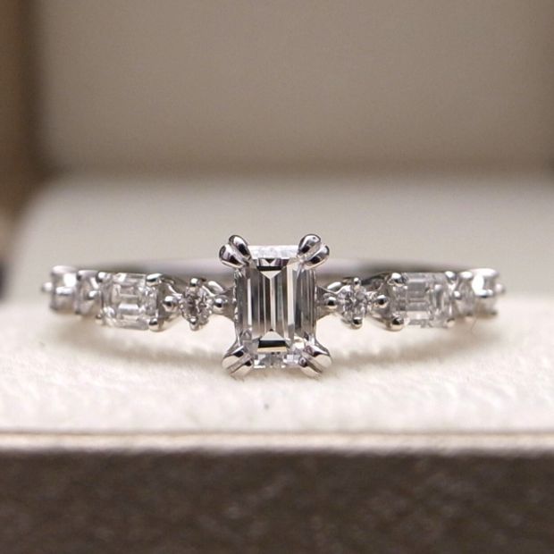 【ORECCHIO(オレッキオ)】＜pipi～ピピ＞四角いダイヤの全てがエメラルドカットダイヤで揃えられているこだわりの婚約指輪。PE-1408-P