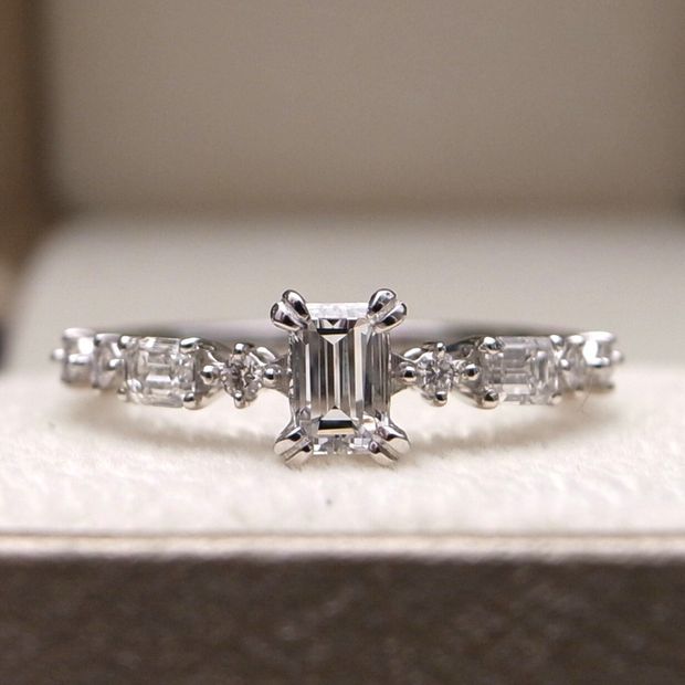 【ORECCHIO(オレッキオ)】＜pipi～ピピ＞四角いダイヤの全てがエメラルドカットダイヤで揃えられているこだわりの婚約指輪。PE-1408-P