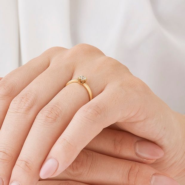 【ORECCHIO(オレッキオ)】＜pipi～ピピ＞PE-1401　シンプルな立爪にエッジのきいた細身のアームが印象的な婚約指輪