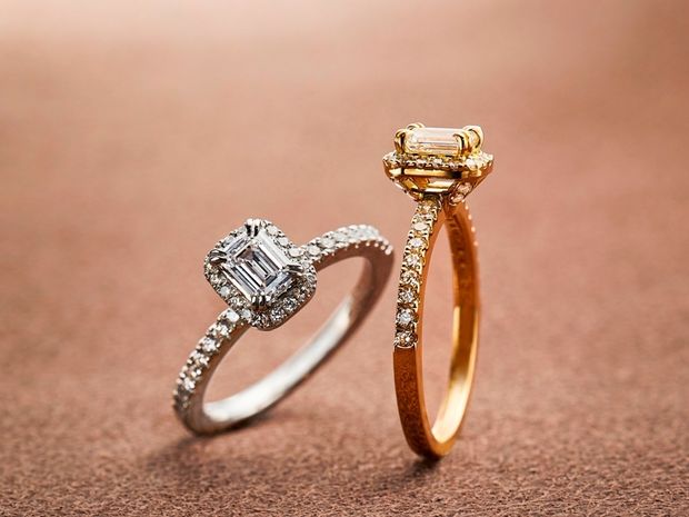 【ORECCHIO(オレッキオ)】＜siena～シエナ＞エメラルドカットダイヤを取り巻くメレダイヤの強く煌く輝き 細部にまで拘ったオレッキオならではのアーティスティックな婚約指輪。SE-1112