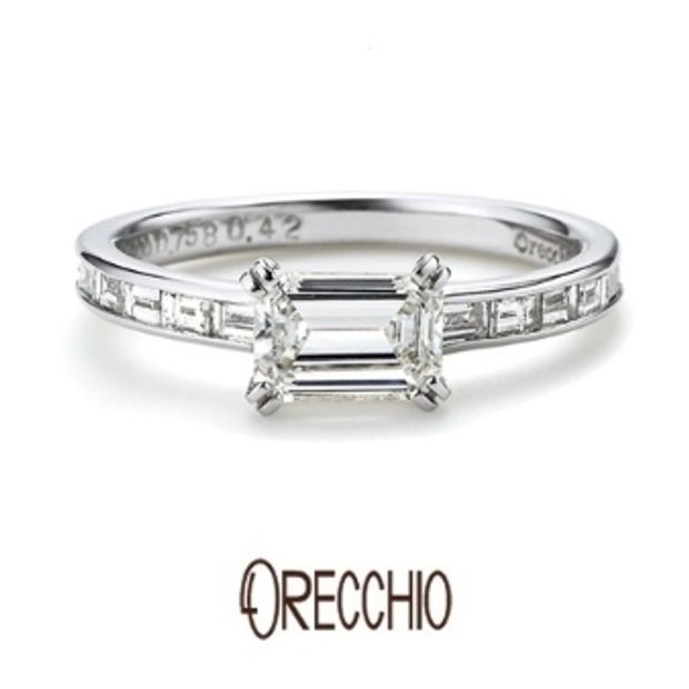 【ORECCHIO(オレッキオ)】＜aman～アマン＞AE-1303 エメラルドカット&times;バゲットカットの輝きでクラシカルな印象の婚約指輪