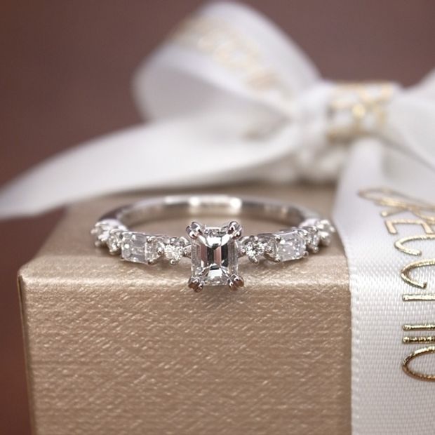 【ORECCHIO(オレッキオ)】＜pipi～ピピ＞四角いダイヤの全てがエメラルドカットダイヤで揃えられているこだわりの婚約指輪。PE-1408-P