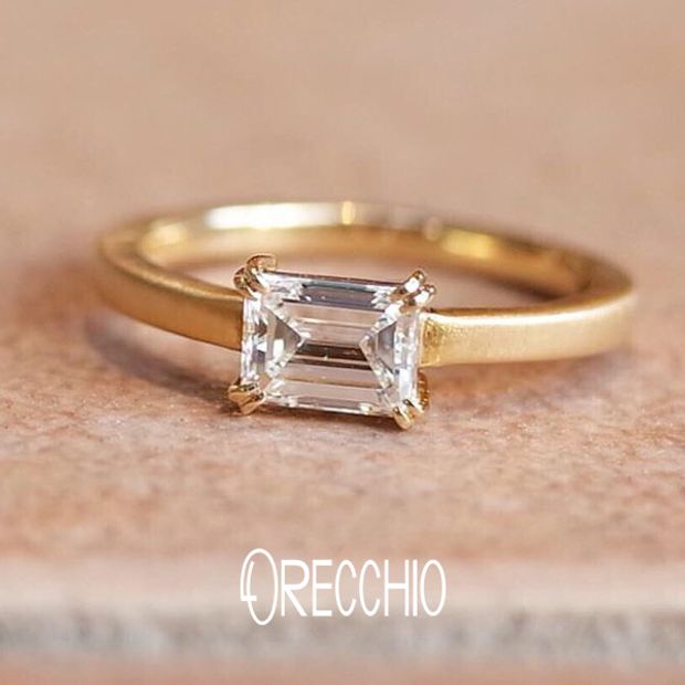 【ORECCHIO(オレッキオ)】＜aman～アマン＞AE-1302　エメラルドカットダイヤを横向きにして２本爪で留めたシンプルながら拘りの詰まった指輪　
