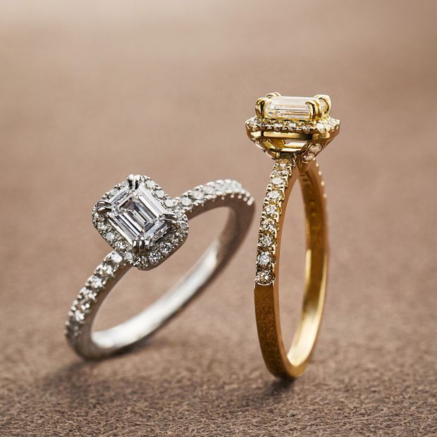 【ORECCHIO(オレッキオ)】エメラルドカットダイヤを取り巻くメレダイヤの強く煌く輝き 細部にまで拘ったオレッキオならではのアーティスティックな婚約指輪。＜siena～シエナ＞SE-1112