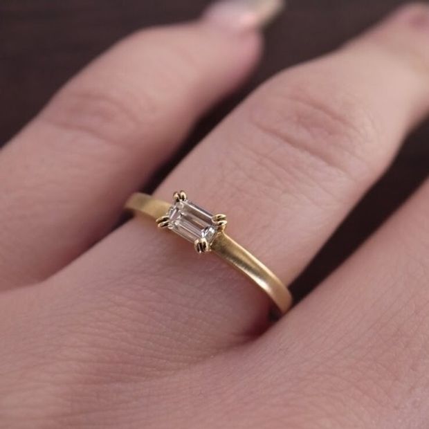 【ORECCHIO(オレッキオ)】＜aman～アマン＞AE-1302　エメラルドカットダイヤを横向きにして２本爪で留めたシンプルながら拘りの詰まった指輪　