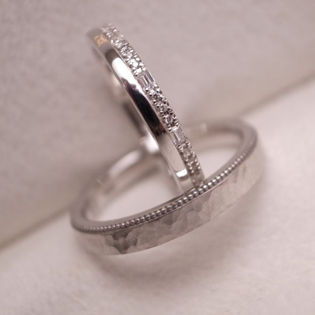 【ORECCHIO(オレッキオ)】＜safari～サファリ＞細い2本の指輪を重ねたようデザインはシンプルな婚約指輪との重ね着けでおしゃれな演出。メンズの拘りはミルグレインとハンマー仕上げで　FM‐2223/FM‐2224