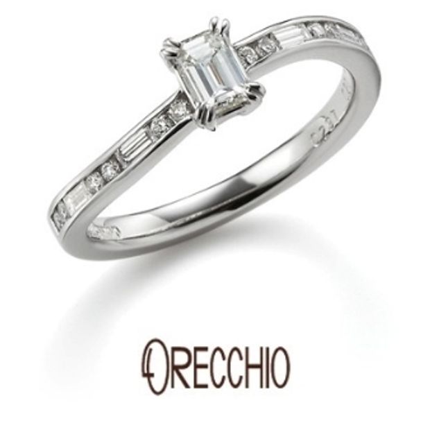 【ORECCHIO(オレッキオ)】サンダルウッド～Ｓ字の曲線の中に丸と四角のダイヤが流れるように留められた婚約指輪