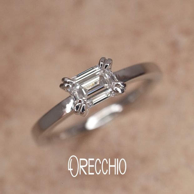 【ORECCHIO(オレッキオ)】＜aman～アマン＞AE-1302　エメラルドカットダイヤを横向きにして２本爪で留めたシンプルながら拘りの詰まった指輪　