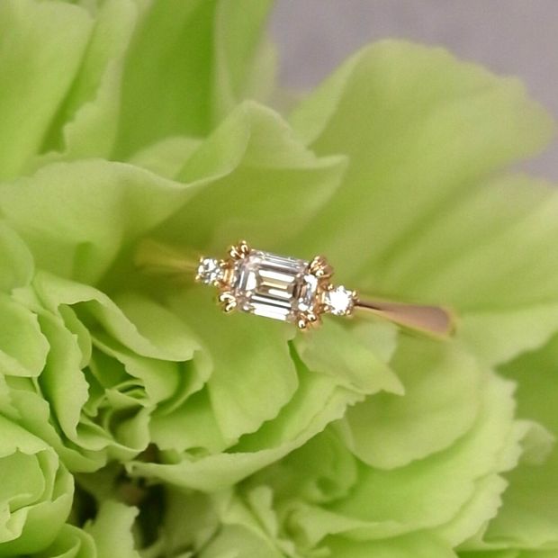 【ORECCHIO(オレッキオ)】中心に向かって絞られたアームと両サイドのメレダイヤで華やかな婚約指輪　＜pipi～ピピ＞PE-1406 