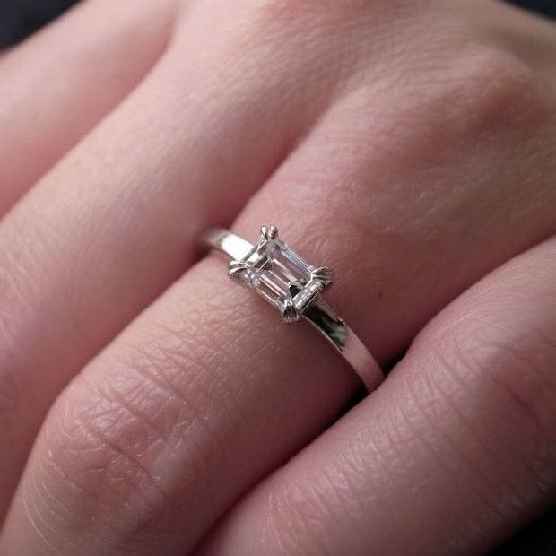 【ORECCHIO(オレッキオ)】＜aman～アマン＞AE-1302　エメラルドカットダイヤを横向きにして２本爪で留めたシンプルながら拘りの詰まった指輪　