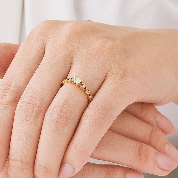 【ORECCHIO(オレッキオ)】ゼラニウム～　マーキス型と丸型を交互に配置した花びらのような可憐な婚約指輪