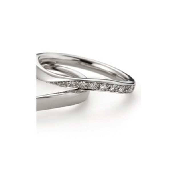 【ORECCHIO(オレッキオ)】イランイラン～緩やかなカーブとメレダイヤが女性の手元を美しく演出する結婚指輪