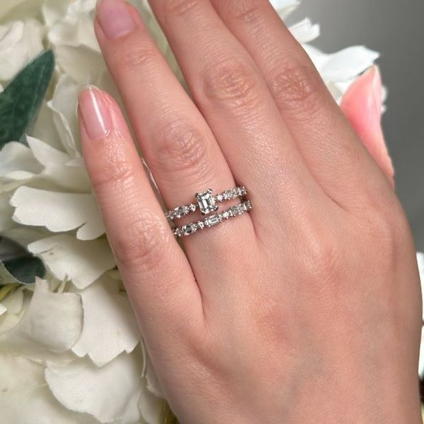 【ORECCHIO(オレッキオ)】＜pipi～ピピ＞エメラルドカットダイヤとラウンドカットダイヤが交互に配置されたエタニティータイプの結婚指輪。PM-2416-P/PM-2415-P