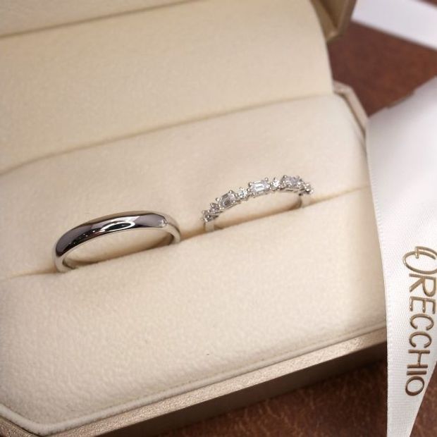 【ORECCHIO(オレッキオ)】＜pipi～ピピ＞エメラルドカットダイヤとラウンドカットダイヤが交互に配置されたエタニティータイプの結婚指輪。PM-2416-P/PM-2415-P