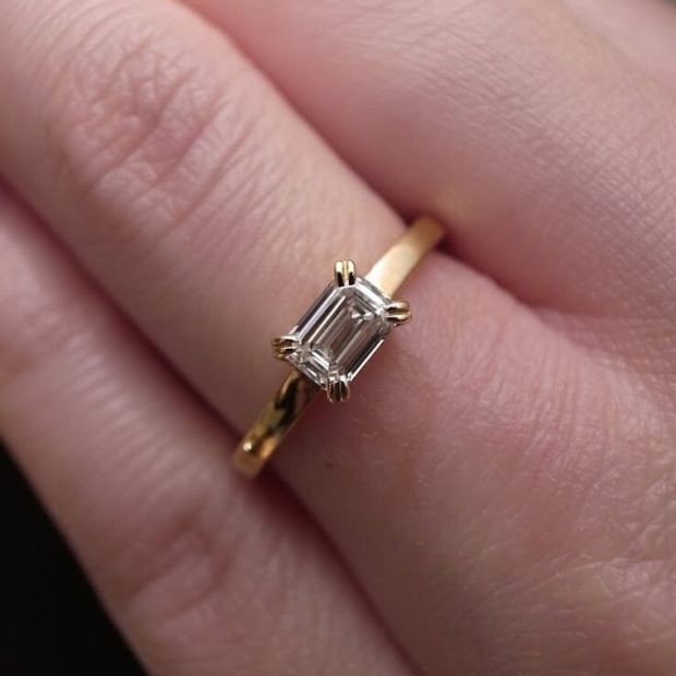 【ORECCHIO(オレッキオ)】＜aman～アマン＞AE-1302　エメラルドカットダイヤを横向きにして２本爪で留めたシンプルながら拘りの詰まった指輪　