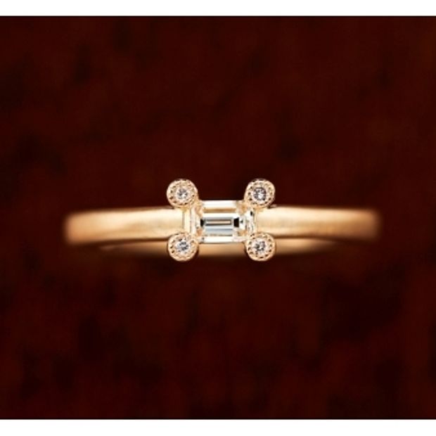 【ORECCHIO(オレッキオ)】＜pipi～ピピ＞PE-1405 ダイヤを留める爪に4ピースのダイヤを乗せ大人可愛い遊び心ある婚約指輪