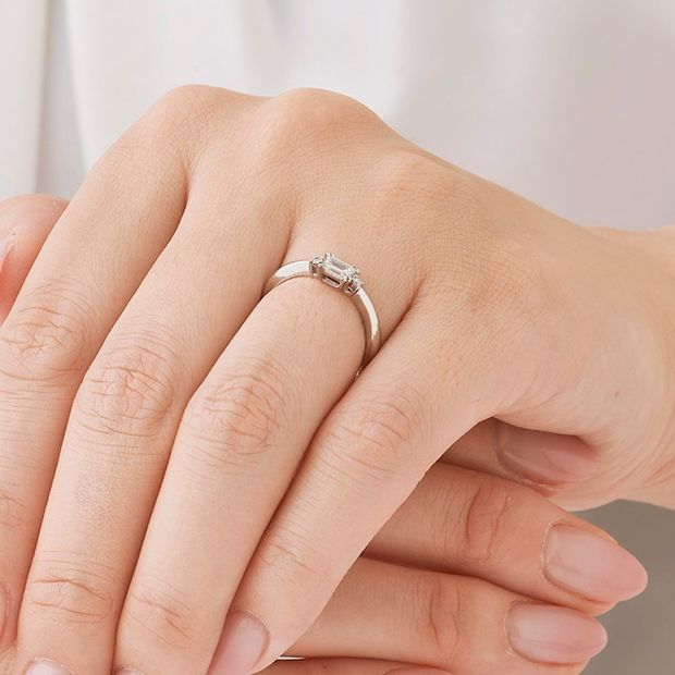 【ORECCHIO(オレッキオ)】＜pipi～ピピ＞PE-1406 中心に向かって絞られたアームと両サイドのメレダイヤで華やかな婚約指輪