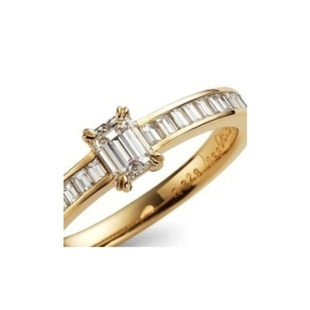 【ORECCHIO(オレッキオ)】＜monaco～モナコ＞　ME-1003 縦向きに配したバゲットカットの繊細な輝きがエレガントな婚約指輪