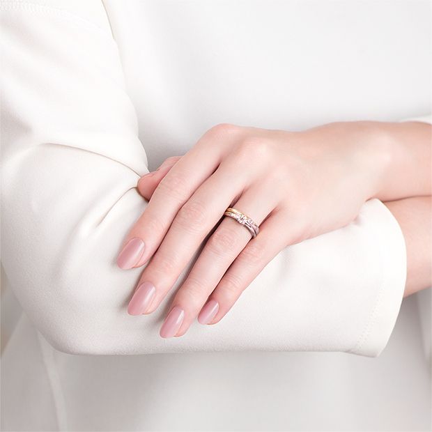 【ケイウノ ブライダル(K.UNO BRIDAL)】【シェア】寄り添うふたりを2色の金属で表現。共に人生を歩む姿をイメージ