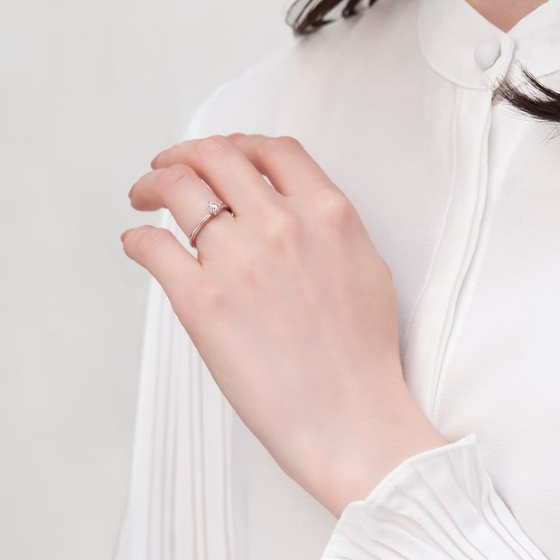 【ケイウノ ブライダル(K.UNO BRIDAL)】【ルミナーレ】アームにさり気なくカラーゴールドをデザイン